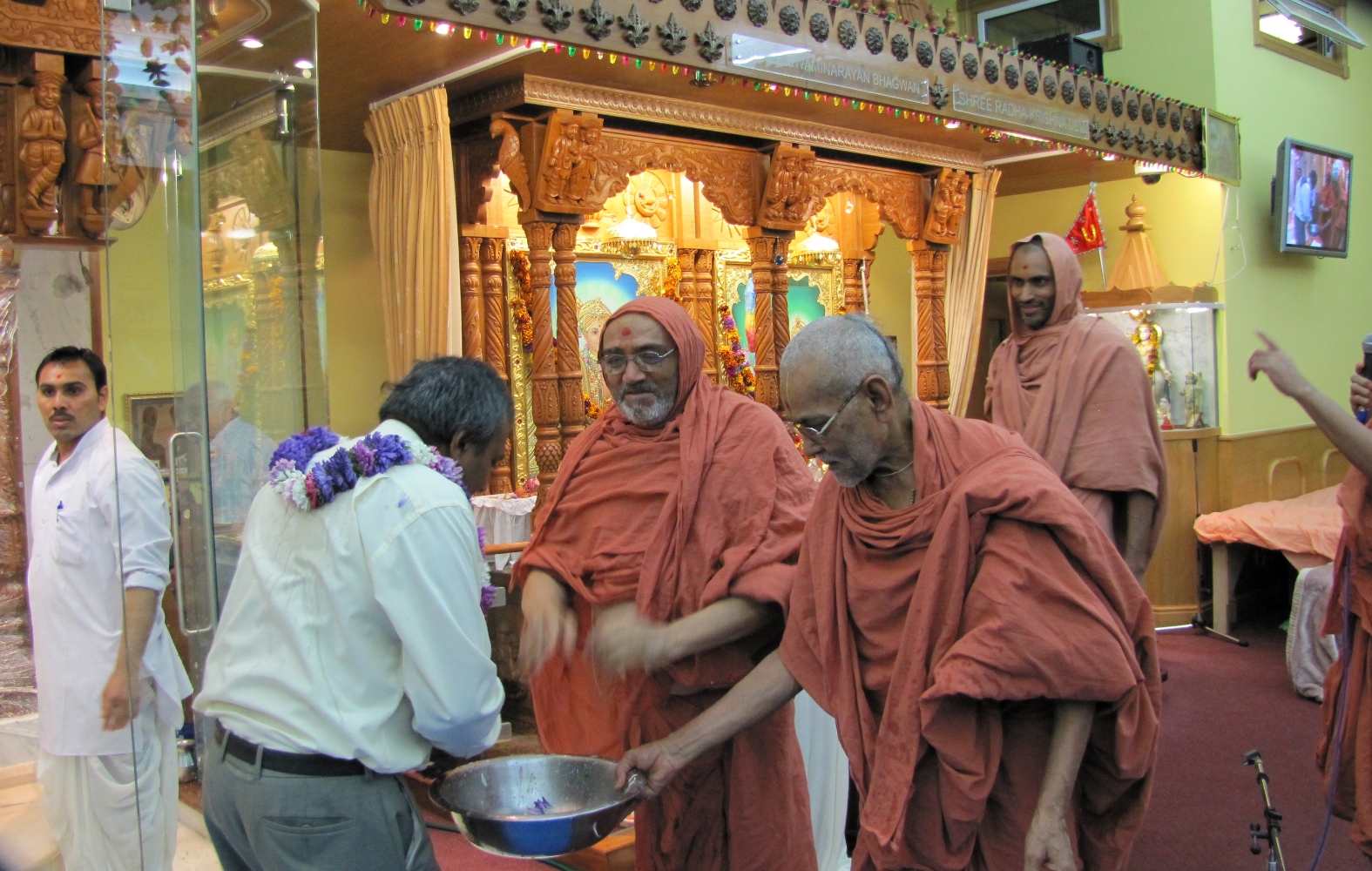 ©1987-2017 SKS Swaminarayan Temple East London