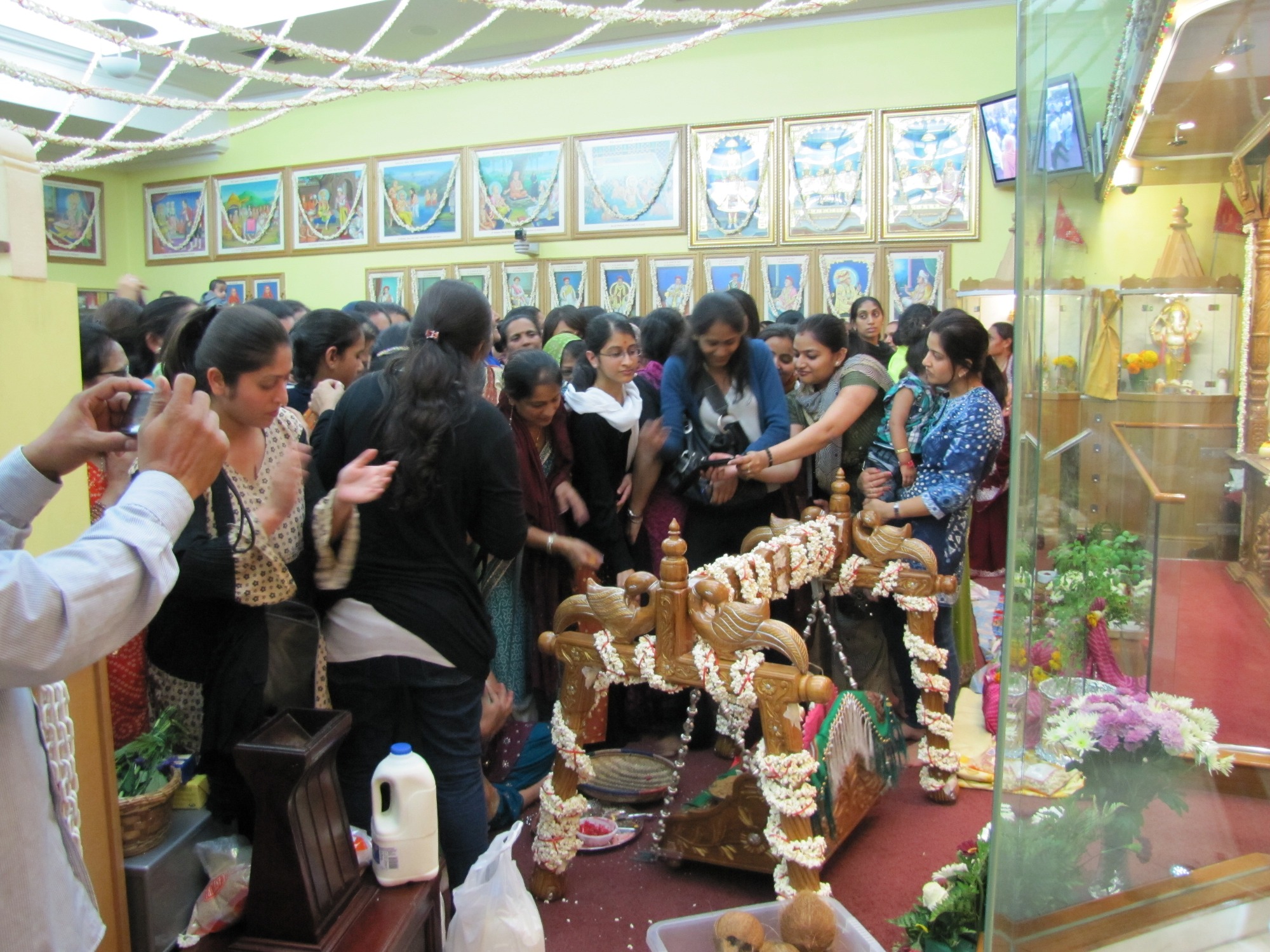 ©1987-2017 SKS Swaminarayan Temple East London