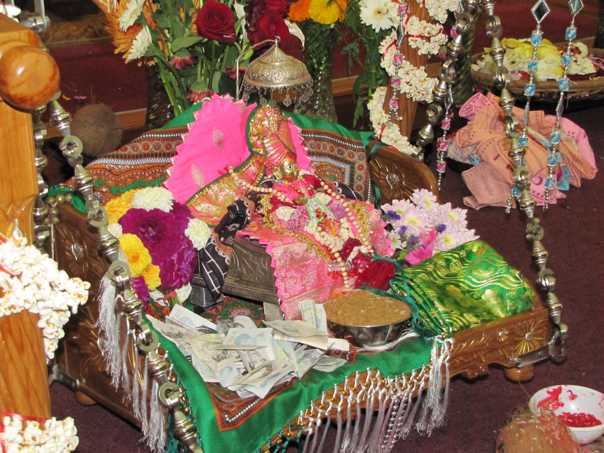 ©1987-2017 SKS Swaminarayan Temple East London