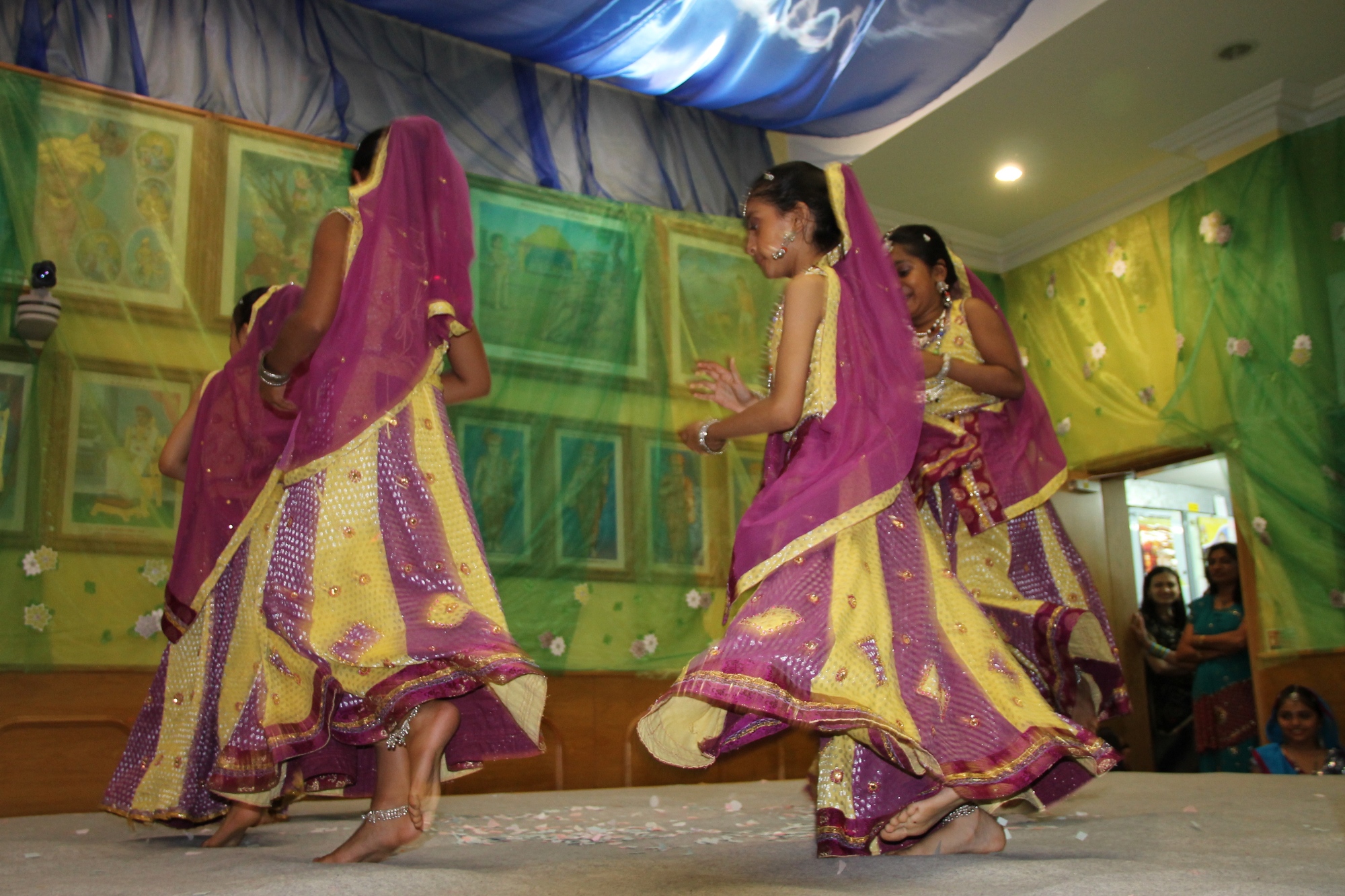 ©1987-2017 SKS Swaminarayan Temple East London