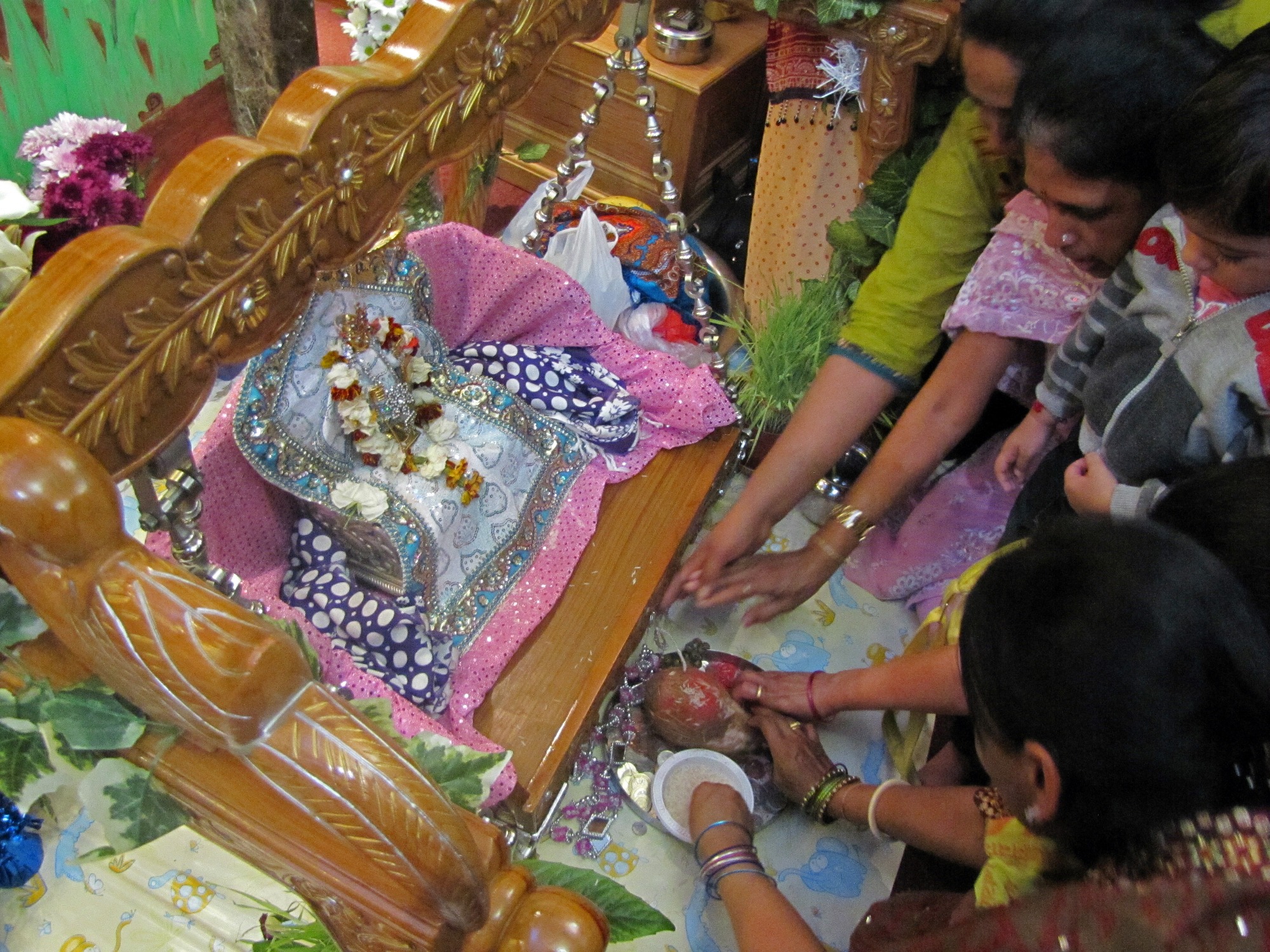 023g - ©1987-2017 SKS Swaminarayan Temple East London