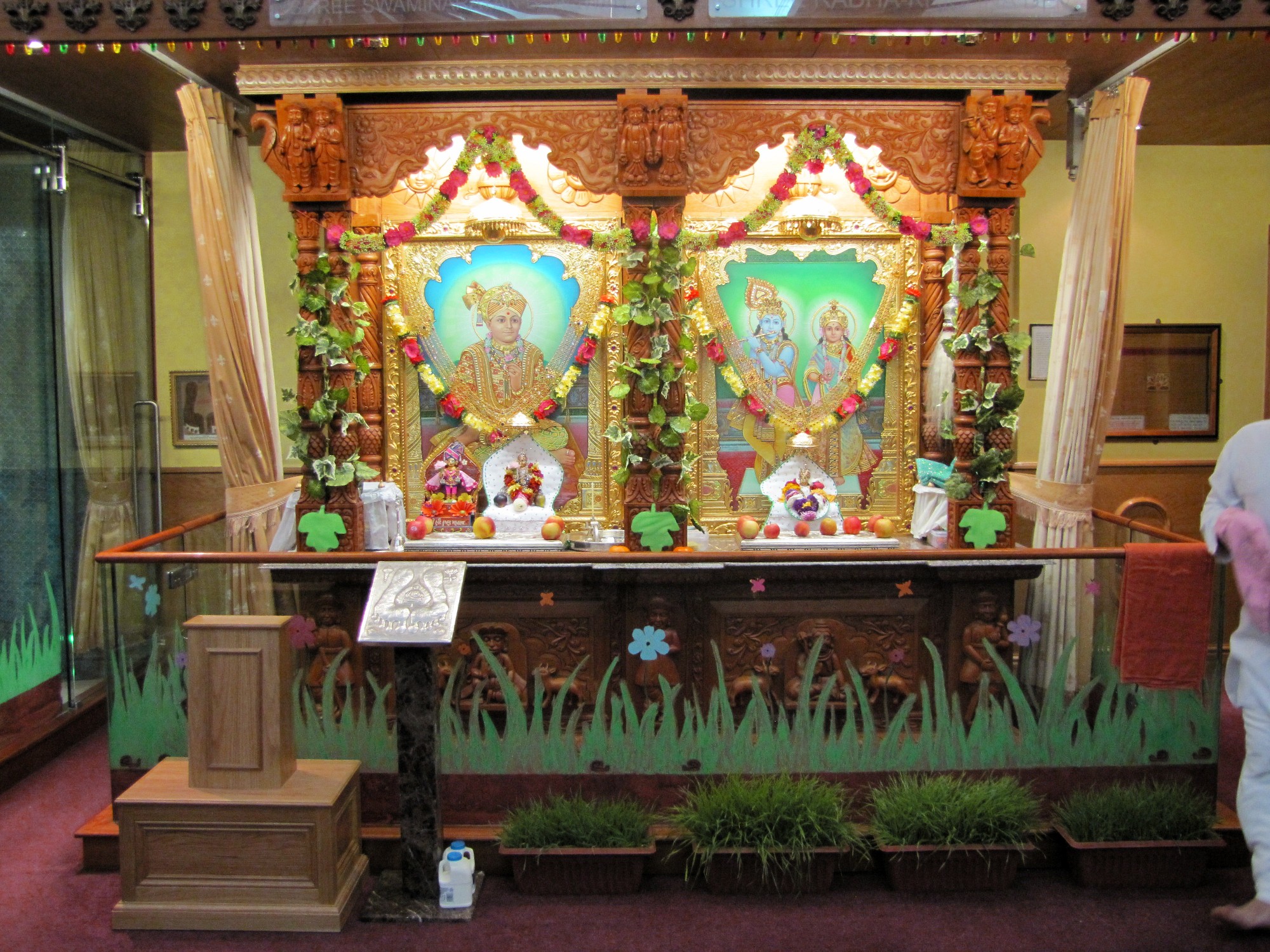 ©1987-2017 SKS Swaminarayan Temple East London