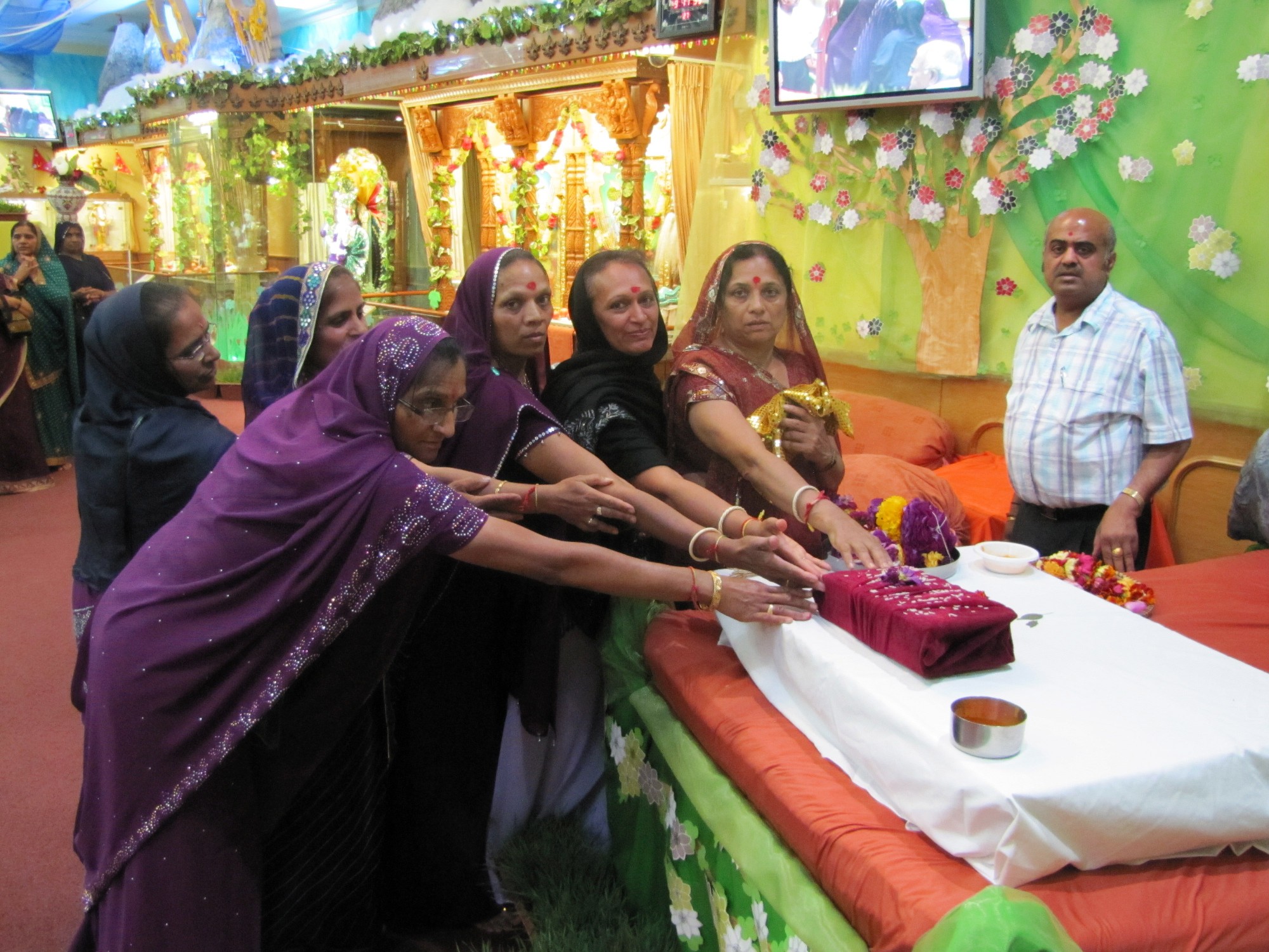 ©1987-2017 SKS Swaminarayan Temple East London