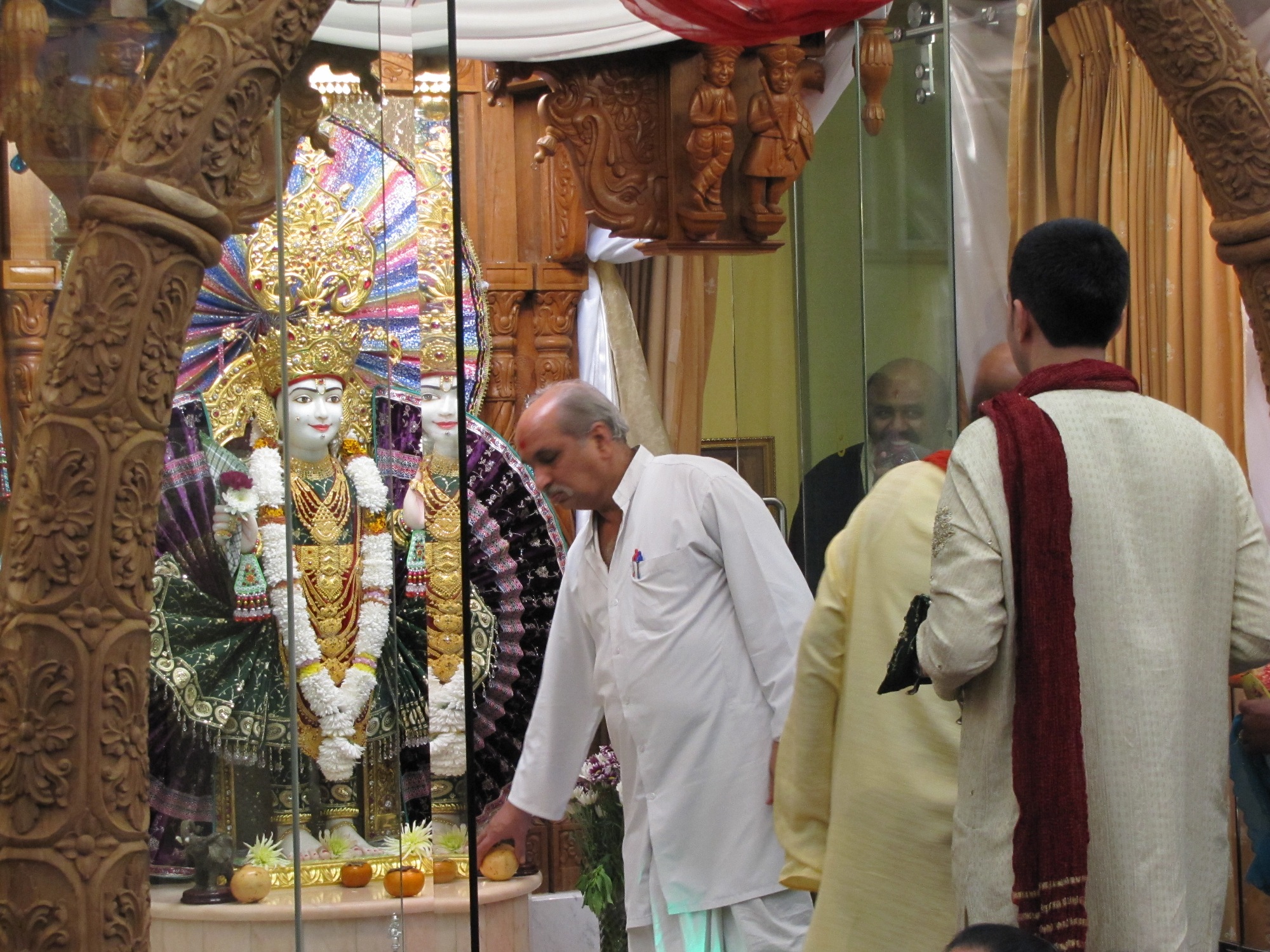 ©1987-2017 SKS Swaminarayan Temple East London