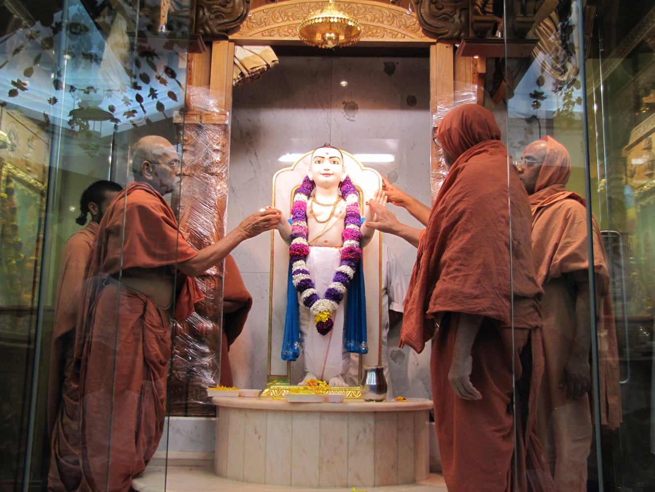 ©1987-2017 SKS Swaminarayan Temple East London