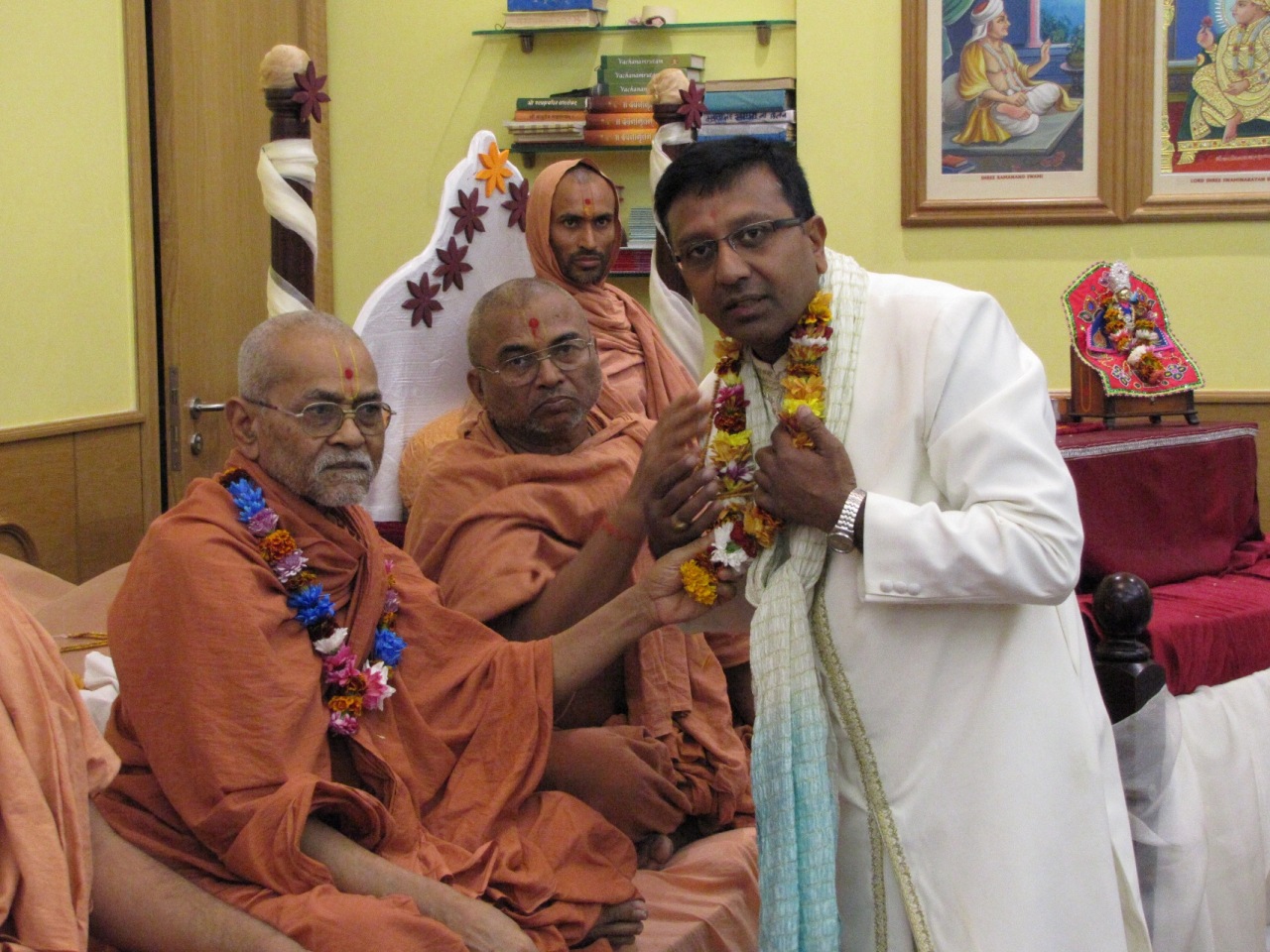 ©1987-2017 SKS Swaminarayan Temple East London