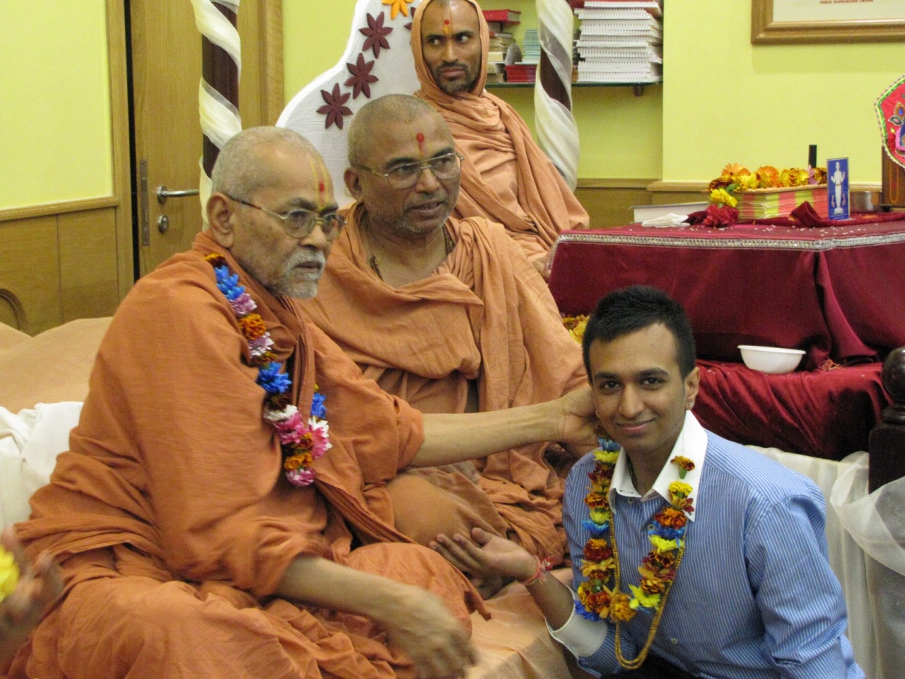 ©1987-2017 SKS Swaminarayan Temple East London