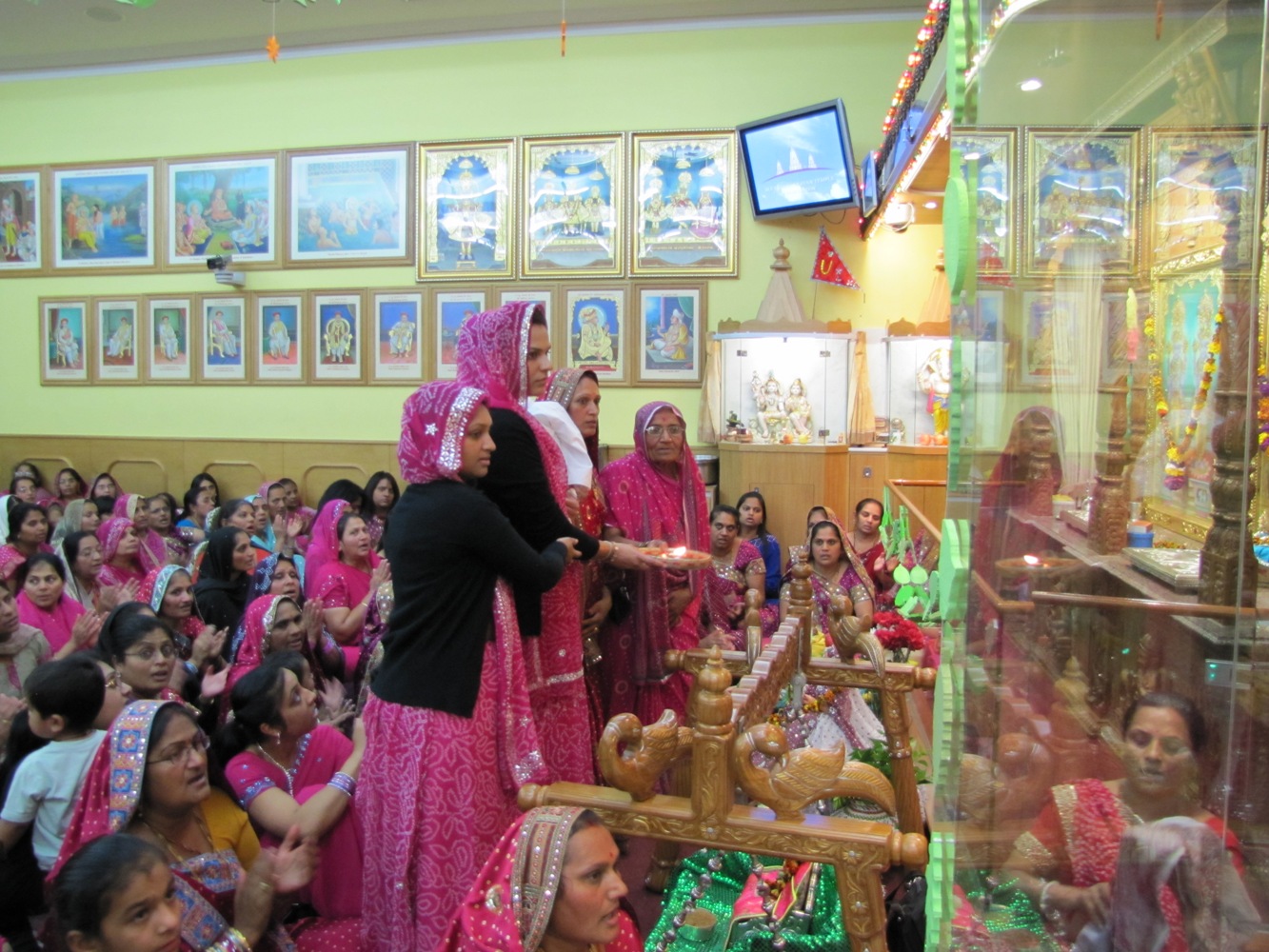 ©1987-2017 SKS Swaminarayan Temple East London